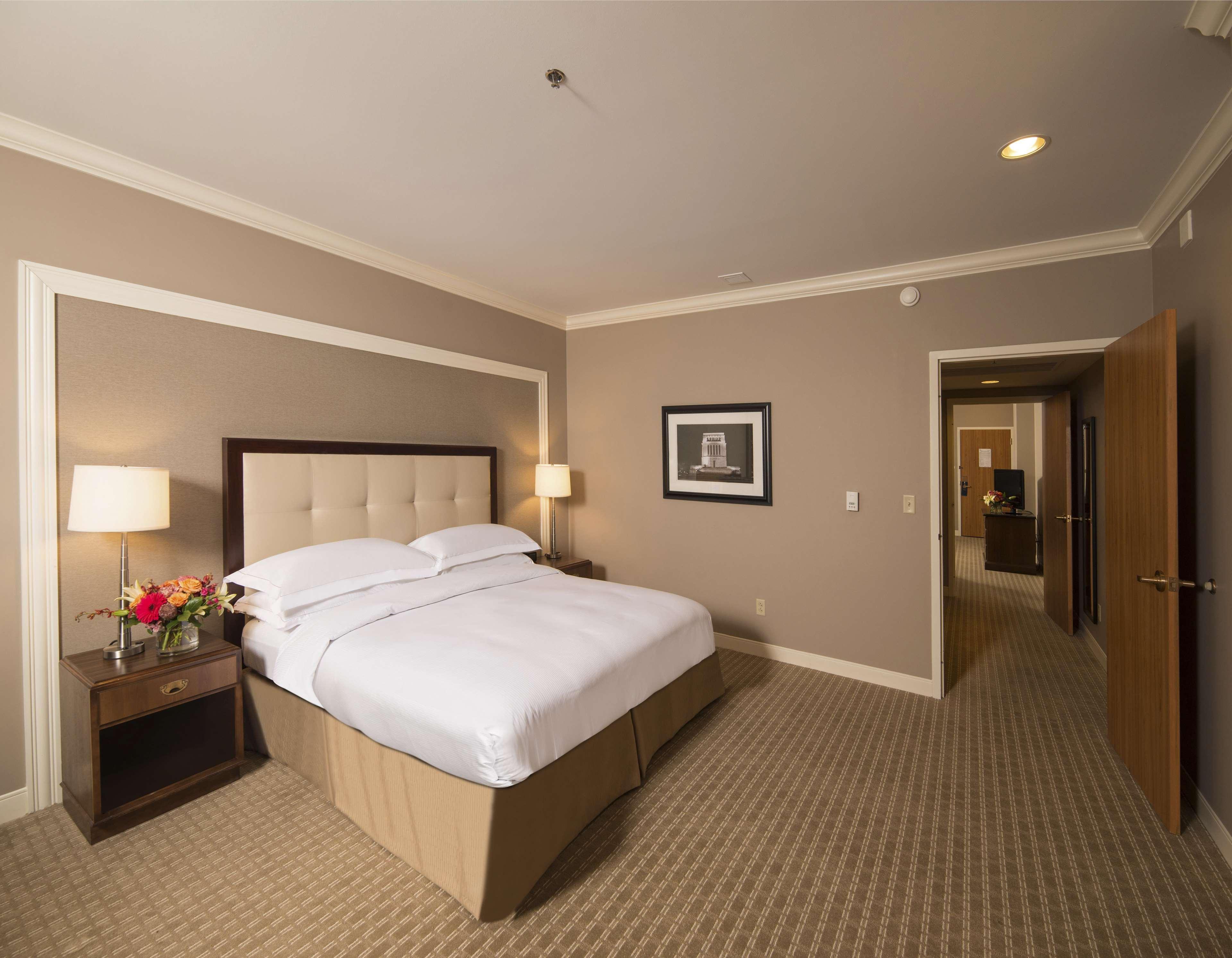 Hilton Indianapolis Hotel & Suites Екстер'єр фото