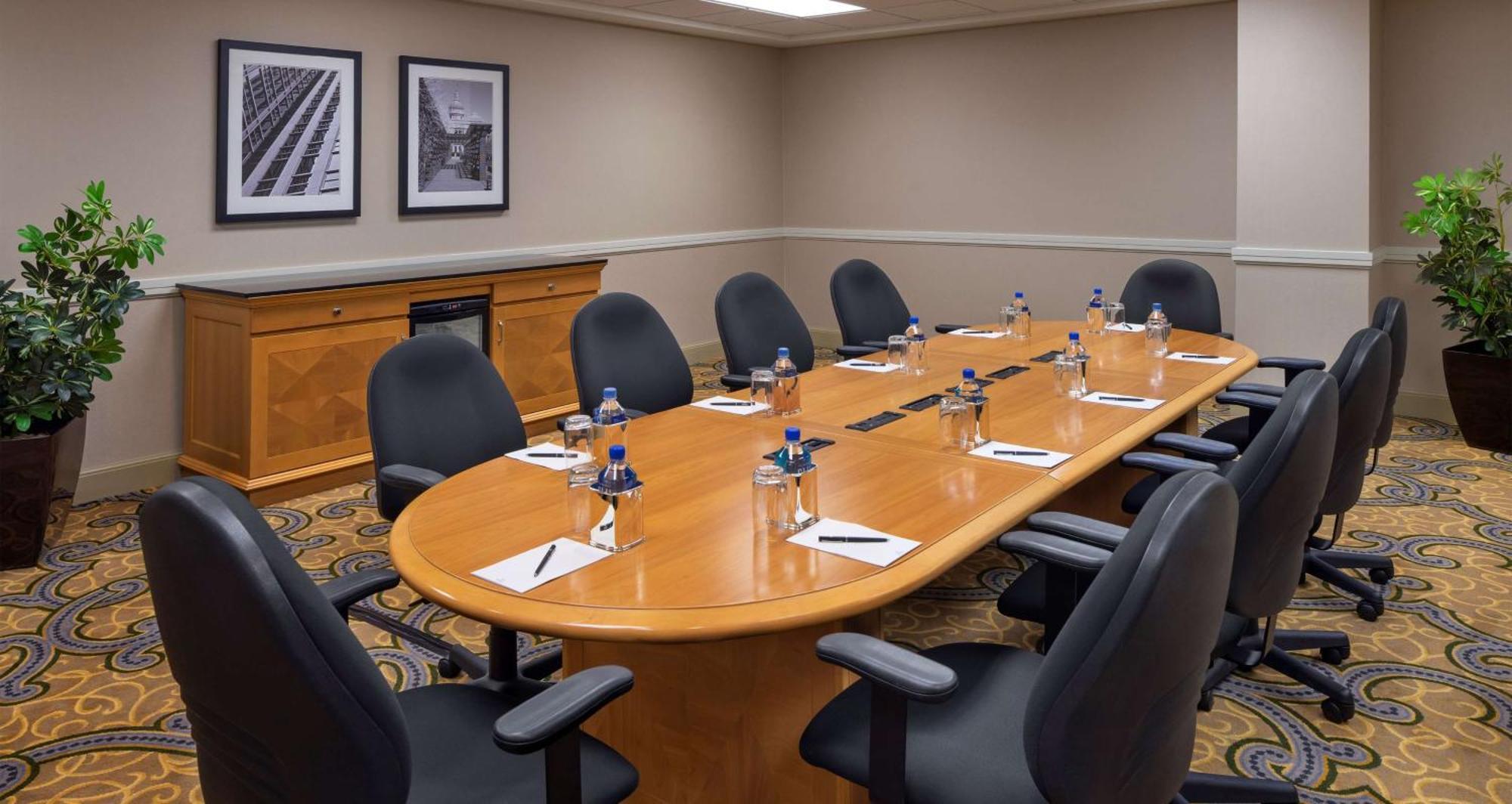 Hilton Indianapolis Hotel & Suites Екстер'єр фото